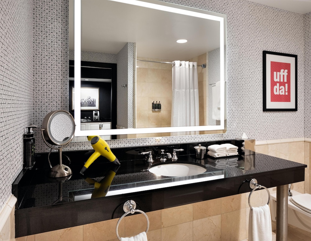 Una Cama King del hotel Hyatt Centric Downtown Minneapolis. Foto 1