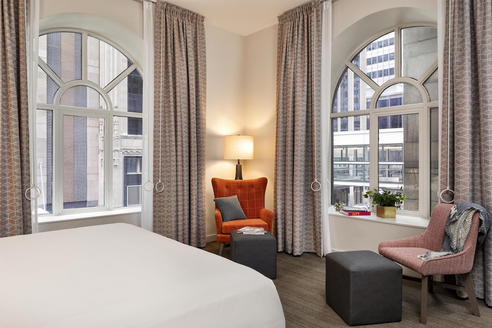 Una cama King con vista desde esquina del hotel Hyatt Centric Downtown Minneapolis