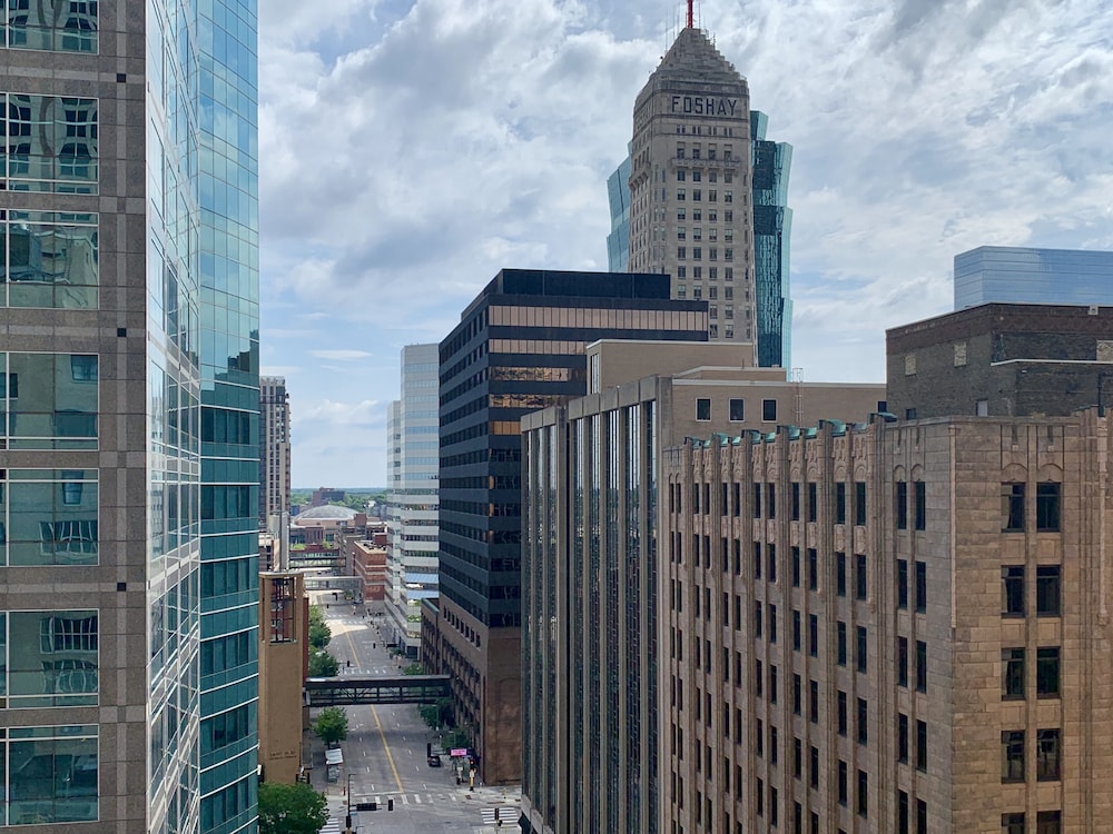 Una cama King con vista desde esquina del hotel Hyatt Centric Downtown Minneapolis. Foto 11