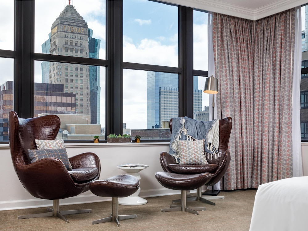 Una cama King Deluxe del hotel Hyatt Centric Downtown Minneapolis. Foto 8