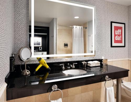 Accesible | Una cama King/Bañera ADA del hotel Hyatt Centric Downtown Minneapolis. Foto 8