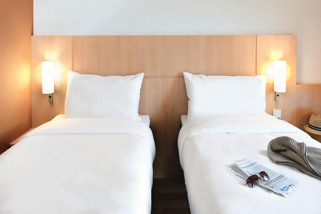 Habitación Doble Estándar - 2 camas del hotel Ibis Milano Centro. Foto 6