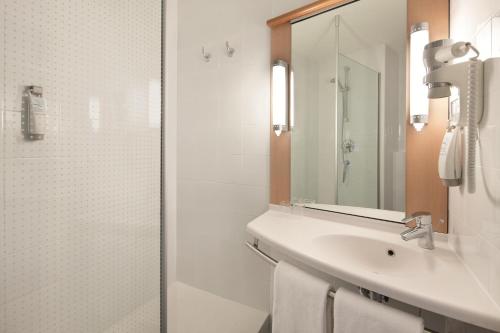Habitación Doble Estándar del hotel Ibis Milano Centro. Foto 1