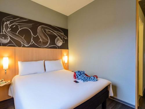 Habitación Doble Estándar del hotel Ibis Milano Centro. Foto 2