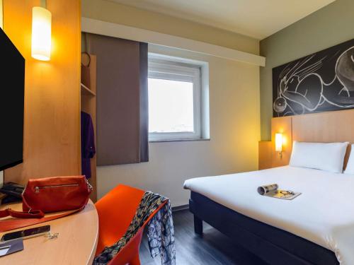 Habitación Doble Estándar del hotel Ibis Milano Centro. Foto 3