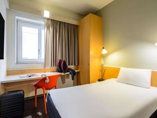 Habitación Estándar con 1 cama individual del hotel Ibis Milano Centro. Foto 2