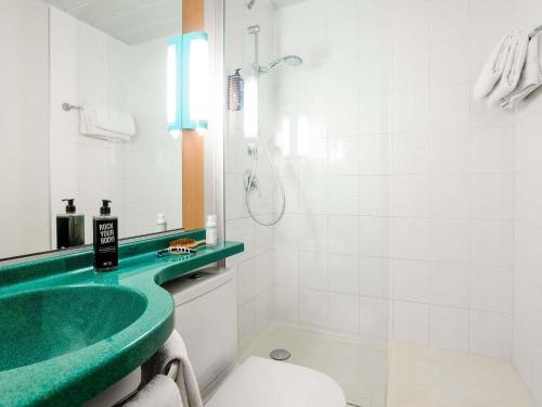 Habitación Doble Estándar - 2 camas del hotel Ibis Milano Centro. Foto 2