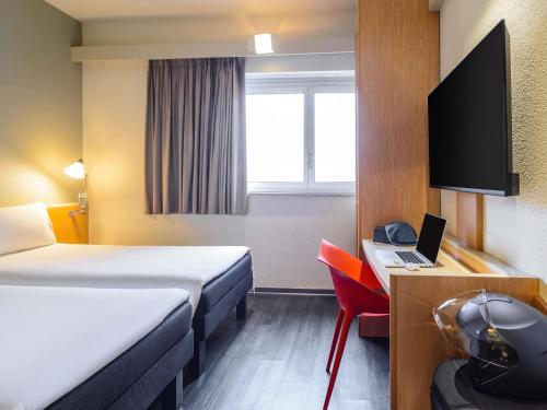 Habitación Doble Estándar - 2 camas del hotel Ibis Milano Centro. Foto 3