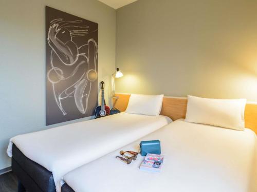 Habitación Doble Estándar - 2 camas del hotel Ibis Milano Centro. Foto 4