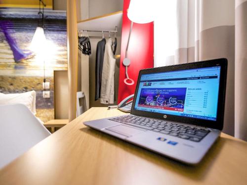 Habitación Doble Superior del hotel Ibis Milano Centro. Foto 3