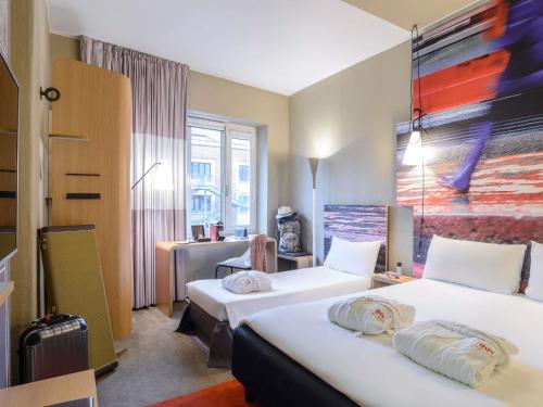 Habitación Triple Premium del hotel Ibis Milano Centro. Foto 1