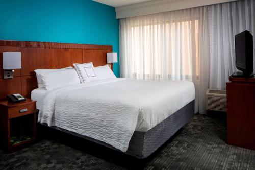 Alojamiento Deluxe adaptada para personas con movilidad reducida con cama extragrande y bañera del hotel Sonesta Select Boca Raton Town Center. Foto 1