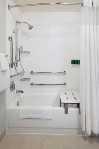 Alojamiento Deluxe adaptada para personas con movilidad reducida con cama extragrande y bañera del hotel Sonesta Select Boca Raton Town Center. Foto 3