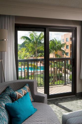 Habitación Preferente con 1 cama extragrande, balcón y vistas a la piscina del hotel Sonesta Select Boca Raton Town Center