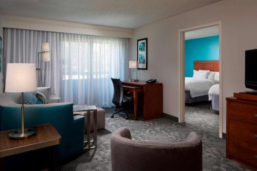Suite con 1 dormitorio y 2 camas grandes del hotel Sonesta Select Boca Raton Town Center