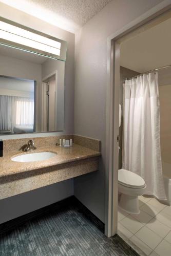 Suite con 1 dormitorio y 2 camas grandes del hotel Sonesta Select Boca Raton Town Center. Foto 3