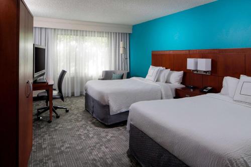 Habitación Deluxe con 2 camas grandes y bañera adaptada para personas con movilidad reducida del hotel Sonesta Select Boca Raton Town Center. Foto 1