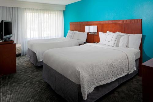 Suite de 1 dormitorio con 2 camas grandes, balcón y bañera - Adaptada para personas con movilidad reducida/discapacidad auditiva del hotel Sonesta Select Boca Raton Town Center. Foto 2