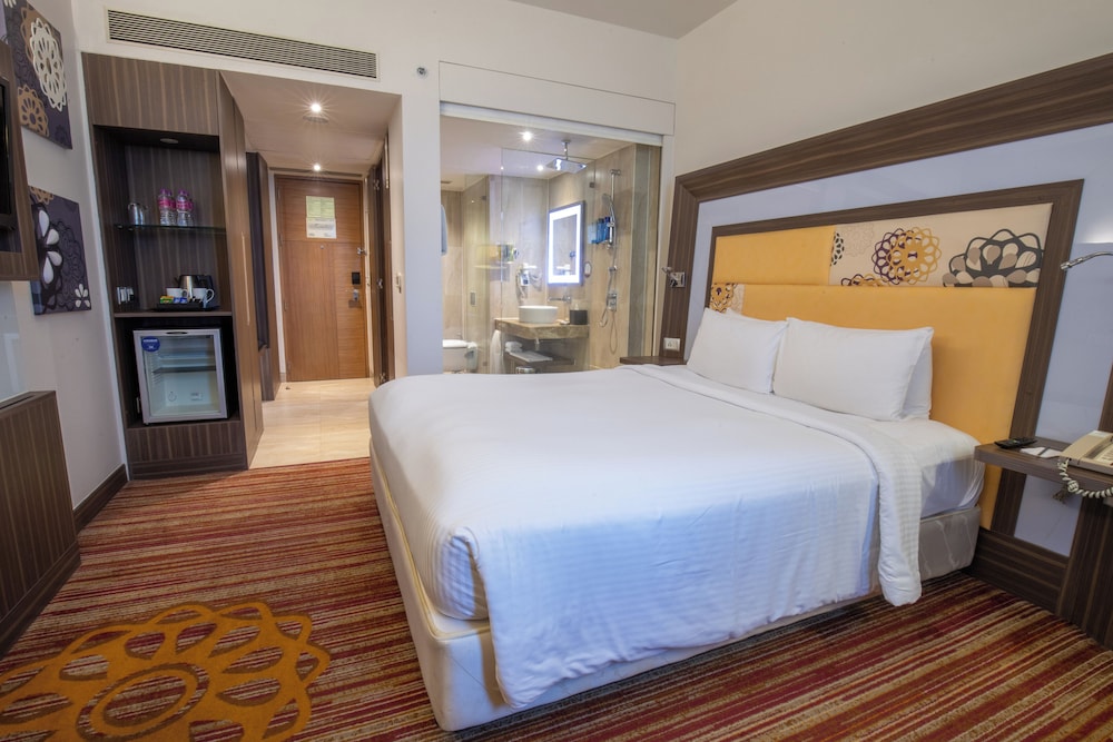 Habitación Deluxe, 1 cama de matrimonio grande del hotel Novotel Pune Viman Nagar. Foto 2