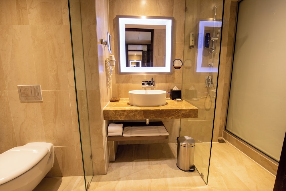 Habitación Deluxe, 1 cama de matrimonio grande del hotel Novotel Pune Viman Nagar. Foto 3