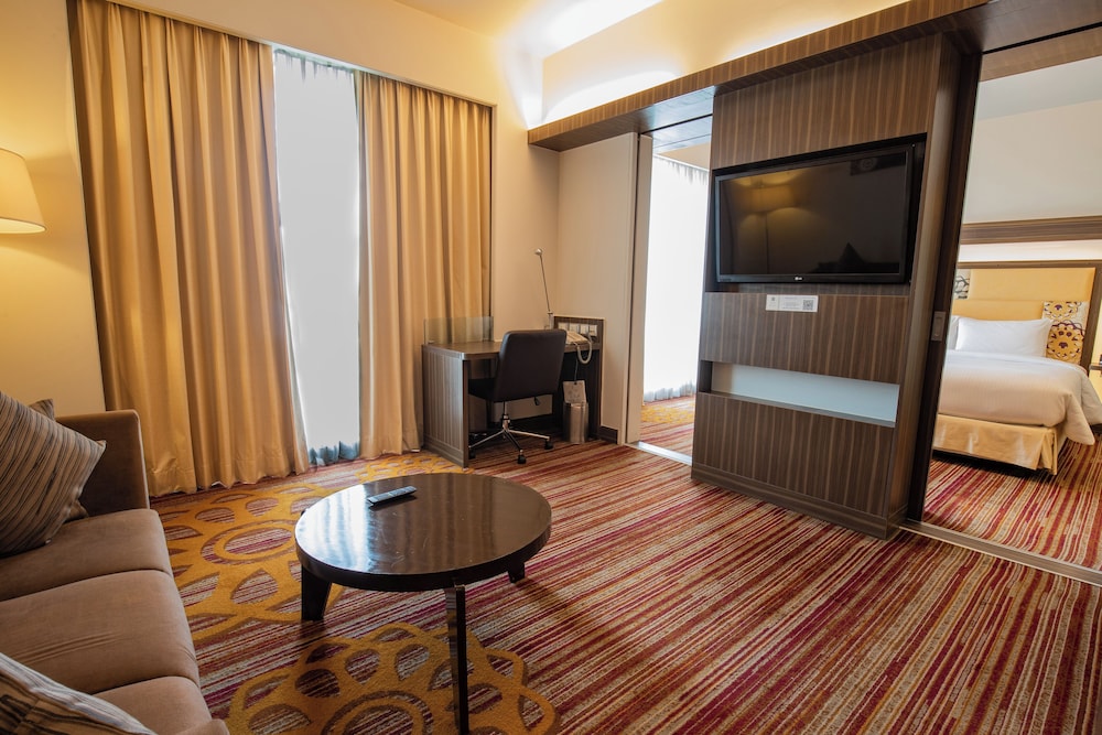 Suite ejecutiva, 1 cama de matrimonio grande del hotel Novotel Pune Viman Nagar. Foto 2