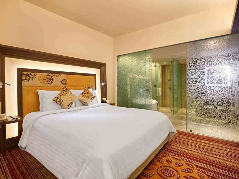 Suite ejecutiva, 1 cama de matrimonio grande del hotel Novotel Pune Viman Nagar. Foto 3