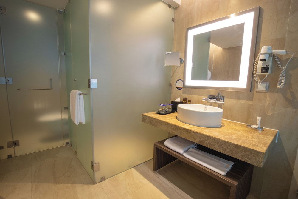 Suite junior, 1 cama de matrimonio grande del hotel Novotel Pune Viman Nagar. Foto 3