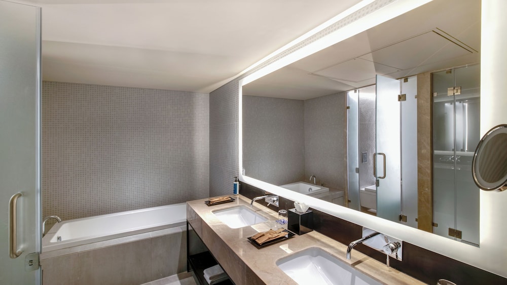 Suite Premier, 1 cama doble con sofá cama, Acceso al salón del club del hotel Novotel Pune Viman Nagar. Foto 4