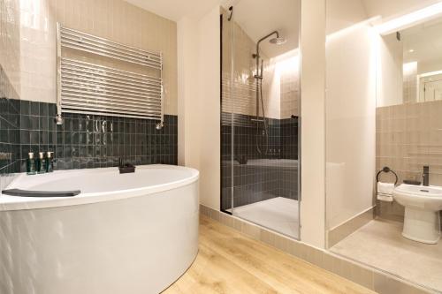 Suite Ambassador The Level con acceso al salón del hotel Melia Milano. Foto 8