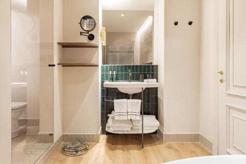 Suite Ambassador The Level con acceso al salón del hotel Melia Milano. Foto 9