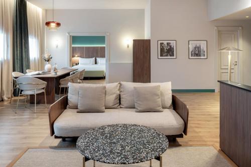 Suite Presidencial The Level con acceso al salón del hotel Melia Milano. Foto 1