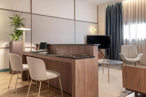Suite Presidencial The Level con acceso al salón del hotel Melia Milano. Foto 5
