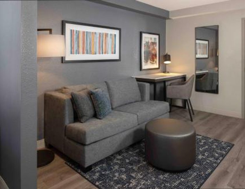 Habitación con cama extragrande y sofá cama del hotel Hyatt Place Boston/medford. Foto 3