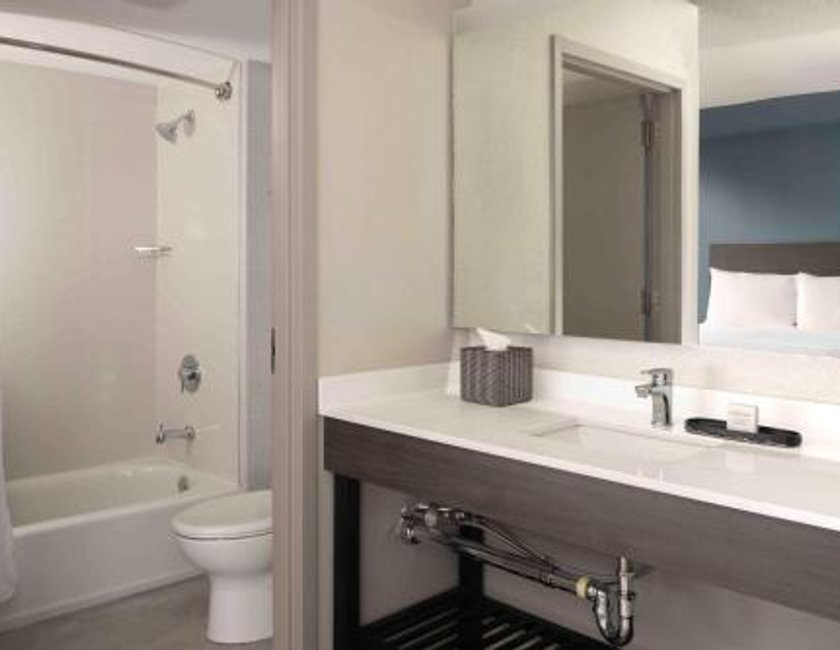 Habitación con cama extragrande y sofá cama del hotel Hyatt Place Boston/medford. Foto 7