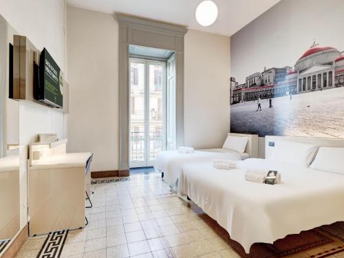 Habitación Triple adaptada para personas con movilidad reducida del hotel B&B Napoli. Foto 1