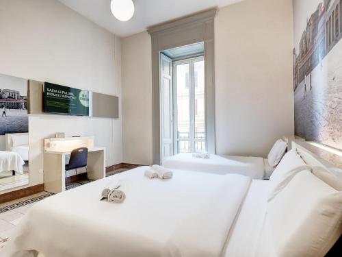 Habitación Triple adaptada para personas con movilidad reducida del hotel B&B Napoli. Foto 2