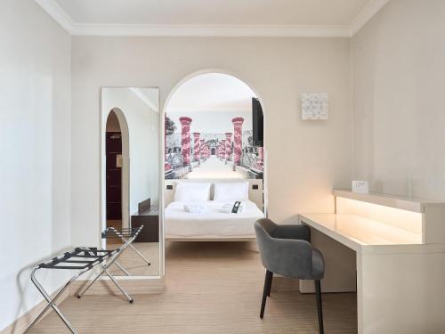 Habitación Triple con terraza del hotel B&B Napoli. Foto 3