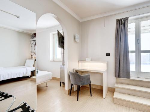 Habitación Triple con terraza del hotel B&B Napoli. Foto 4