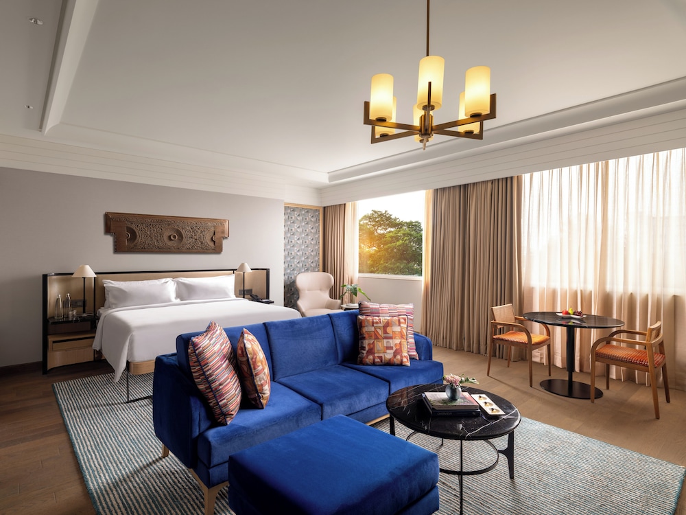 SUITE SUPERIOR CON 1 CAMA KING - ACCESO AL SALÓN CON HORAS DE CÓCTEL Y TRASLADO AL AEROPUERTO DE IDA del hotel Pullman Chennai Anna Salai - Premium Brand By Accor