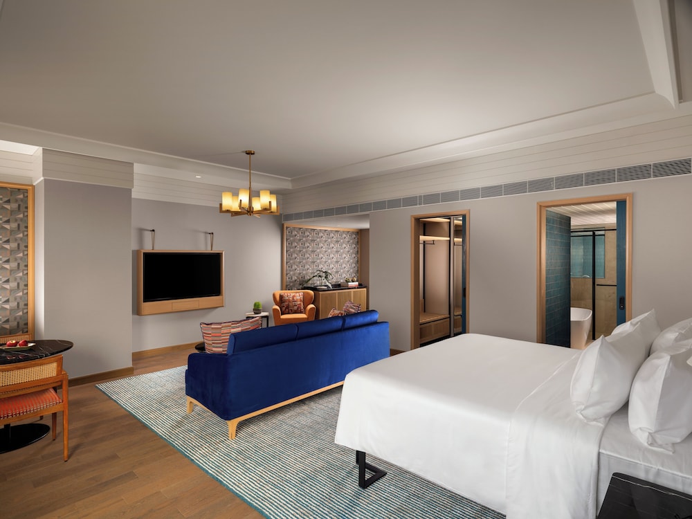 SUITE SUPERIOR CON 1 CAMA KING - ACCESO AL SALÓN CON HORAS DE CÓCTEL Y TRASLADO AL AEROPUERTO DE IDA del hotel Pullman Chennai Anna Salai - Premium Brand By Accor. Foto 1