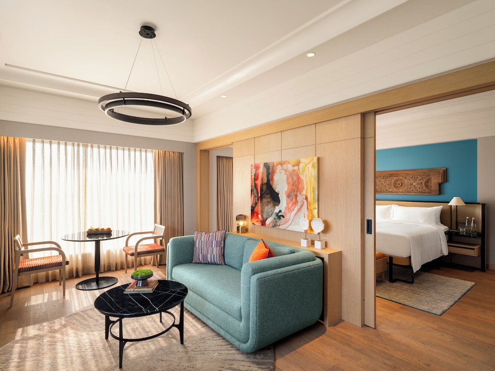 SUITE DELUXE CON 1 CAMA KING - ACCESO AL SALÓN CON HORAS DE CÓCTEL Y TRASLADO AL AEROPUERTO DE IDA del hotel Pullman Chennai Anna Salai - Premium Brand By Accor