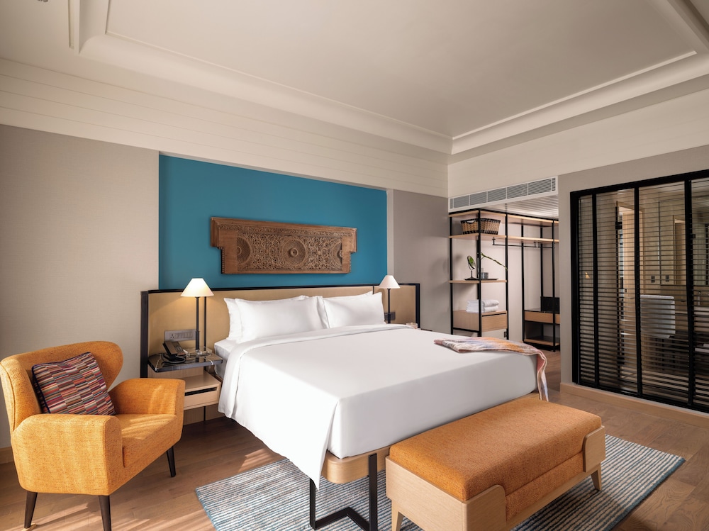 SUITE DELUXE CON 1 CAMA KING - ACCESO AL SALÓN CON HORAS DE CÓCTEL Y TRASLADO AL AEROPUERTO DE IDA del hotel Pullman Chennai Anna Salai - Premium Brand By Accor. Foto 1