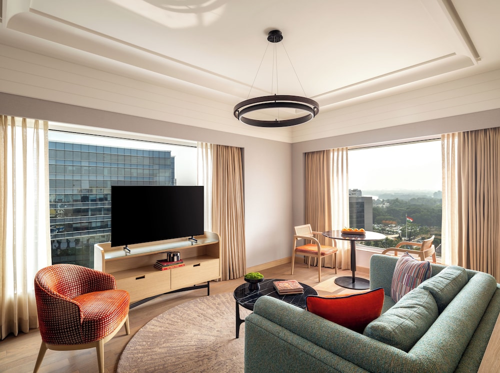 SUITE DELUXE CON 1 CAMA KING - ACCESO AL SALÓN CON HORAS DE CÓCTEL Y TRASLADO AL AEROPUERTO DE IDA del hotel Pullman Chennai Anna Salai - Premium Brand By Accor. Foto 2