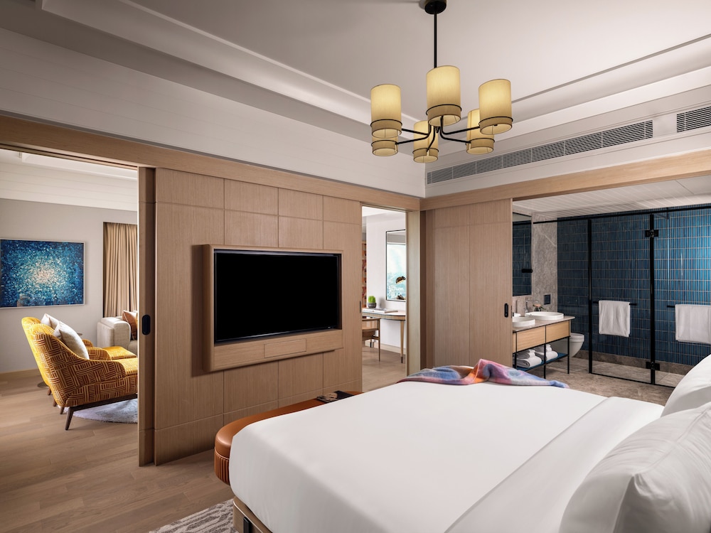 SUITE PRESIDENCIAL CON 1 CAMA KING - ACCESO AL SALÓN CON HORAS DE CÓCTEL Y TRASLADO AL AEROPUERTO DE IDA del hotel Pullman Chennai Anna Salai - Premium Brand By Accor. Foto 1