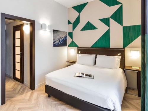 Habitación Doble Superior del hotel Mercure Napoli Centro Angioino. Foto 7