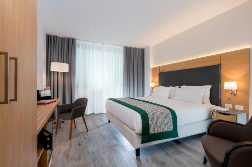 Habitación Estándar - Cama extragrande del hotel Holiday Inn Naples, An Ihg. Foto 2