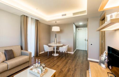 Suite amplia de 1 dormitorio con cama extragrande del hotel Holiday Inn Naples, An Ihg