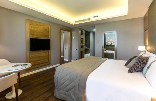 Suite amplia de 1 dormitorio con cama extragrande del hotel Holiday Inn Naples, An Ihg. Foto 1