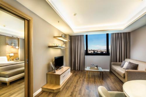 Suite amplia de 1 dormitorio con cama extragrande del hotel Holiday Inn Naples, An Ihg. Foto 2