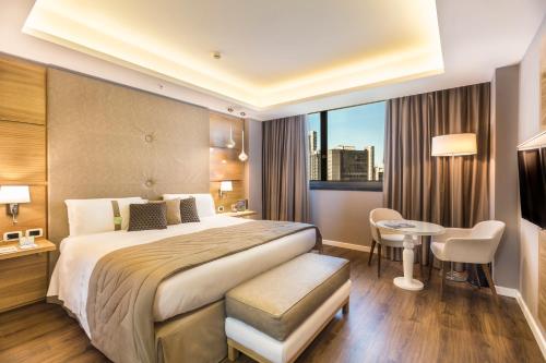 Suite amplia de 1 dormitorio con cama extragrande del hotel Holiday Inn Naples, An Ihg. Foto 3